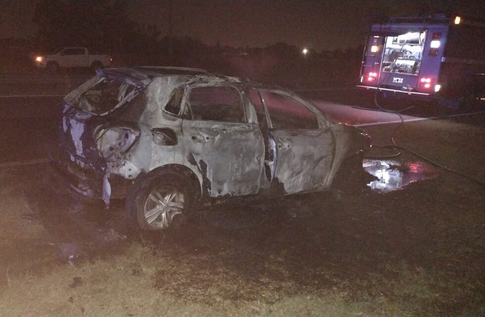 Un auto fue consumido por las llamas en el Acceso Norte de Paraná