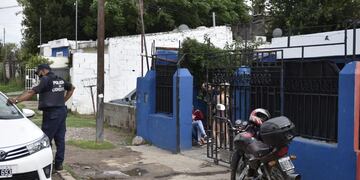 Un joven de 19 años fue detenido este miércoles por la mañana acusado de asesinar de un balazo en la cabeza a su madre de 47 en barrio Villa Urquiza, de la ciudad de Córdoba. (Ramiro Pereyra/ La Voz)