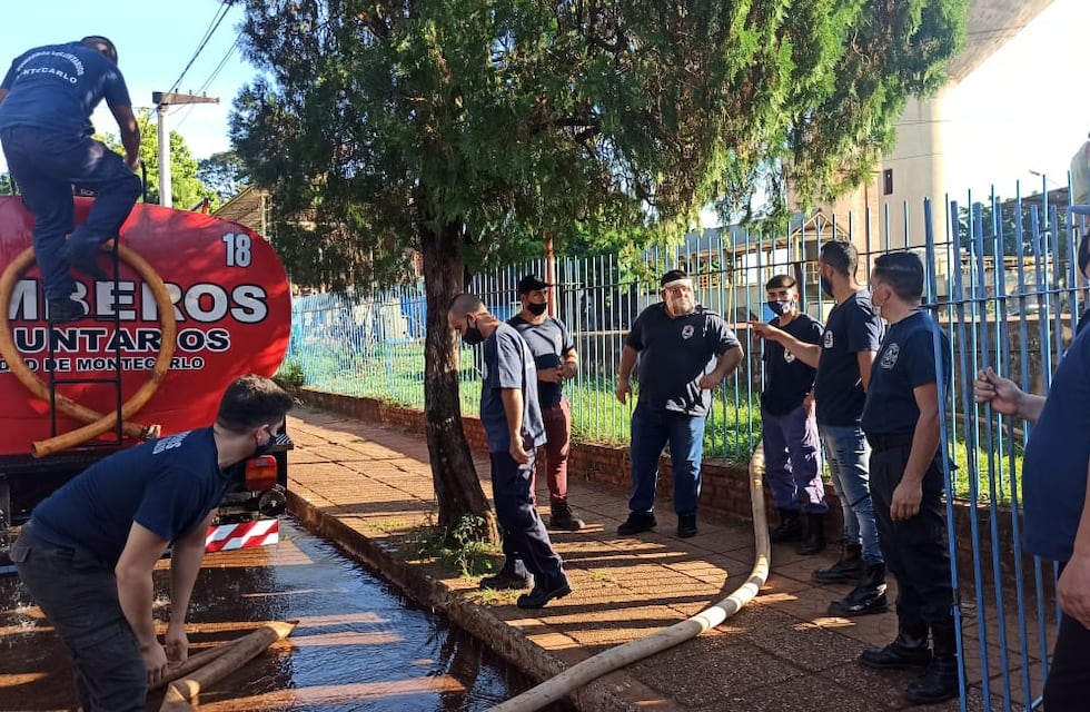 Bomberos de Montecarlo y San Pedro colaboran con la distribución de agua en Puerto Iguazú