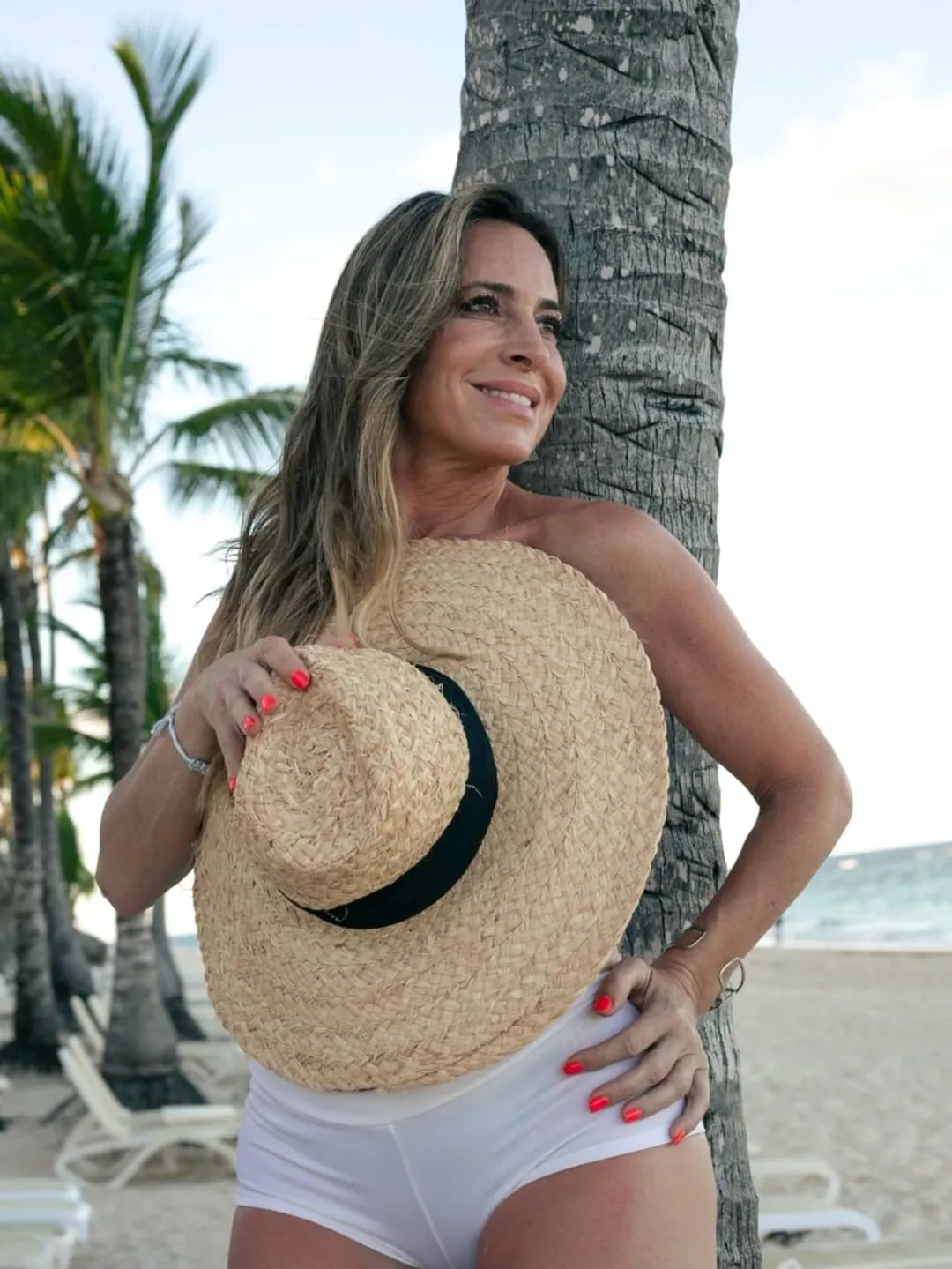 El destape de Sandra Borghi: la periodista posó sin corpiño y causó sensación en una exclusiva playa paradisíaca