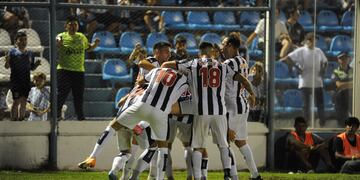 Todos abrazan a Nahuel Bustos, autor del 2-0 de Talleres en Tucumán (Télam).