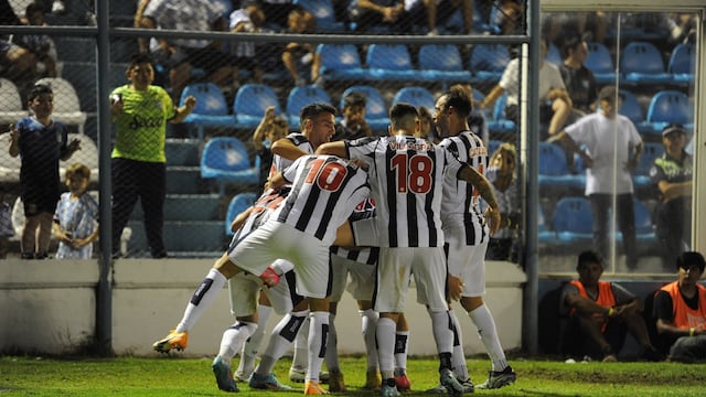 Todos abrazan a Nahuel Bustos, autor del 2-0 de Talleres en Tucumán (Télam).