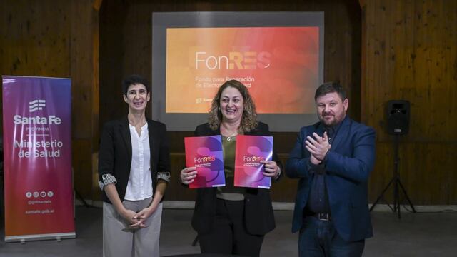 La Ministra de Salud Silvia Ciancio; junto a Andrea Ochat (izq) y el intendente de Sunchales, Pablo Pinotti (der)