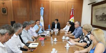 Diálogo entre el ministro de Obras Públicas provincial, Lisandro Enrico, el intendente y los concejales