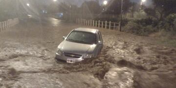 Intensas precipitaciones en La Rioja provocaron el desborde de agua en las calles y afectó a varios autos
