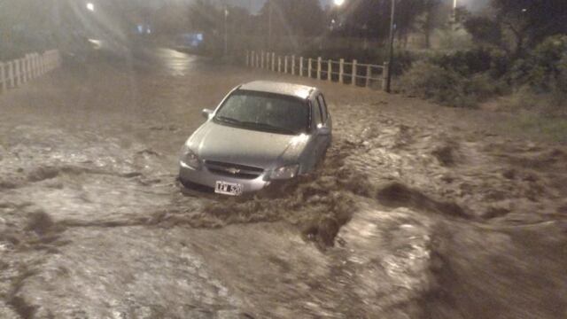 Intensas precipitaciones en La Rioja provocaron el desborde de agua en las calles y afectó a varios autos