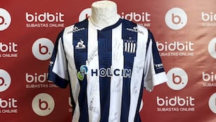 Organizan una subasta de camisetas firmadas con un fin solidario.