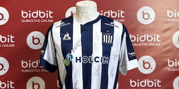 Organizan una subasta de camisetas firmadas con un fin solidario.