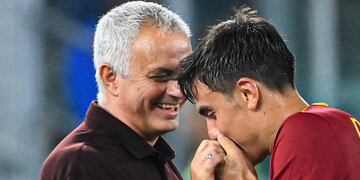 El cordobés Paulo Dybala anotó su tercer gol desde que llegó a la Roma. La felicitación del DT José Mourinho (archivo AP).