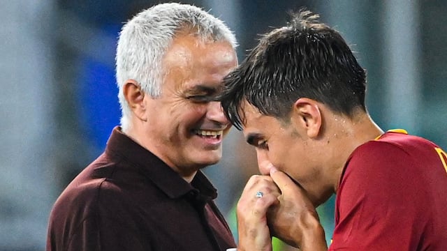 El cordobés Paulo Dybala anotó su tercer gol desde que llegó a la Roma. La felicitación del DT José Mourinho (archivo AP).