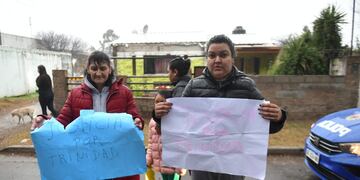 El dolor y el reclamo de los vecinos de barrio Estación Flores por la muerte de Trinidad. (Ramiro Pereyra/La Voz)