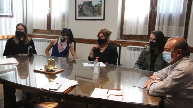 el pasado mes de diciembre, el Intendente Sánchez recibió a representantes de la Mesa Intersectorial del Colectivo Travestis Trans No Binarie de Tres Arroyos (foto: archivo)