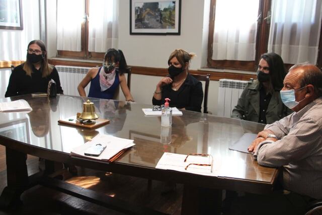 el pasado mes de diciembre, el Intendente Sánchez recibió a representantes de la Mesa Intersectorial del Colectivo Travestis Trans No Binarie de Tres Arroyos (foto: archivo)