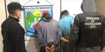 Terminaron detenidos tras robar dinero de un local de repuestos.