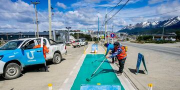 Ushuaia: realizan trabajos de pintura horizontal en la bicisenda “Pensar Malvinas”