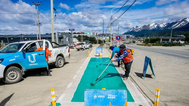 Ushuaia: realizan trabajos de pintura horizontal en la bicisenda “Pensar Malvinas”