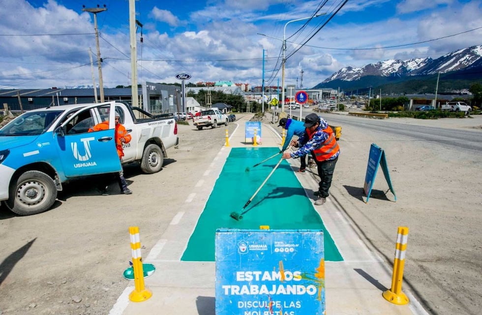 Ushuaia: realizan trabajos de pintura horizontal en la bicisenda “Pensar Malvinas”