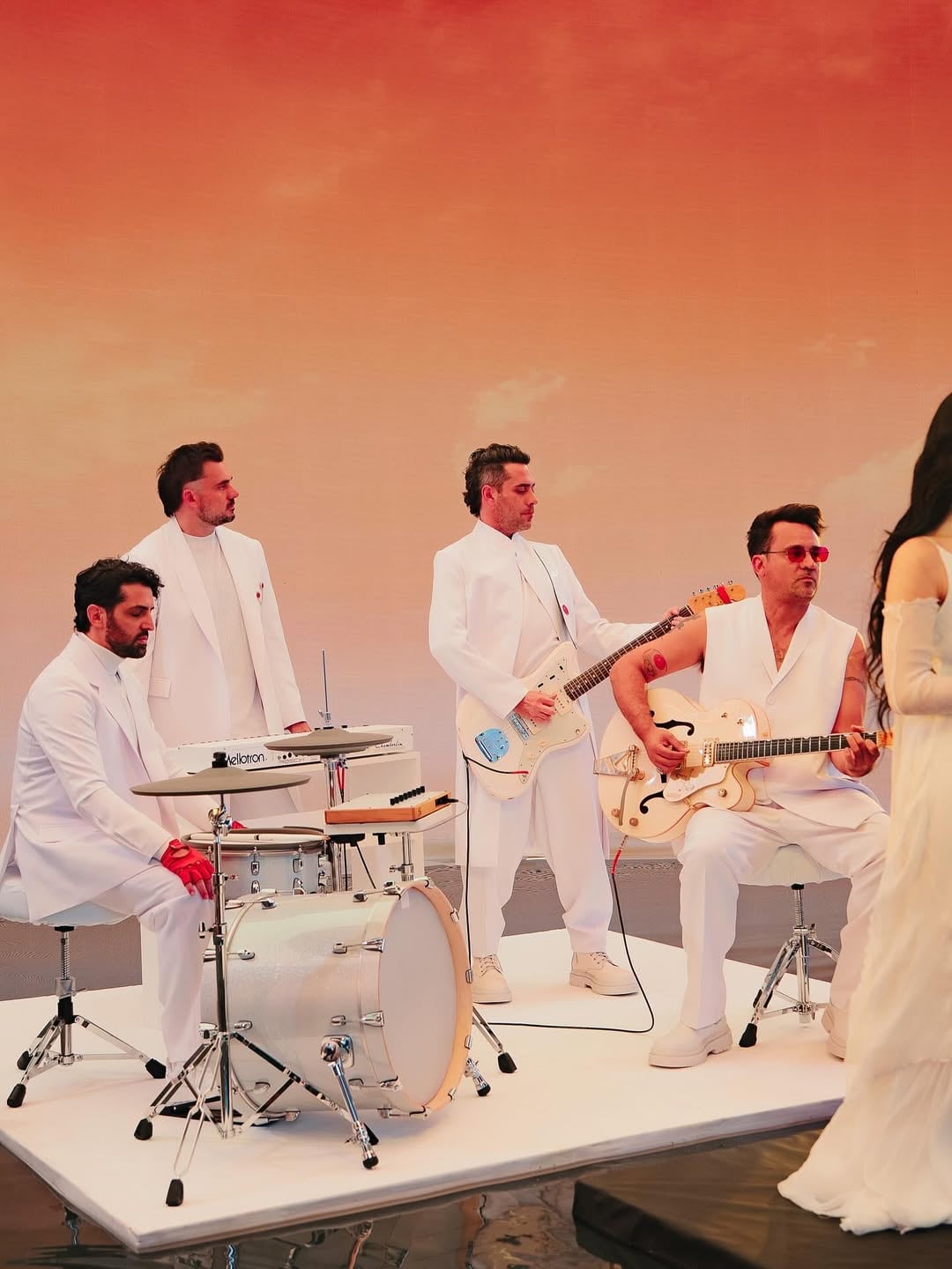 La cantante participó del nuevo disco de la banda.