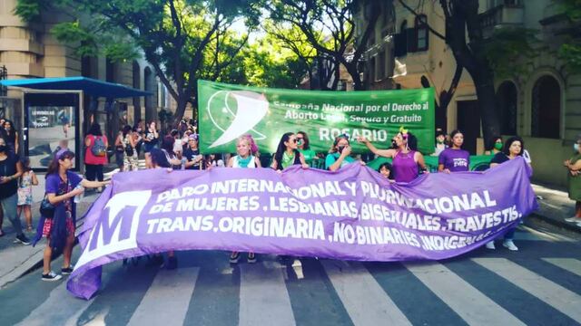 Mujeres rosarinas marcharon por el centro de la ciudad por el 8M