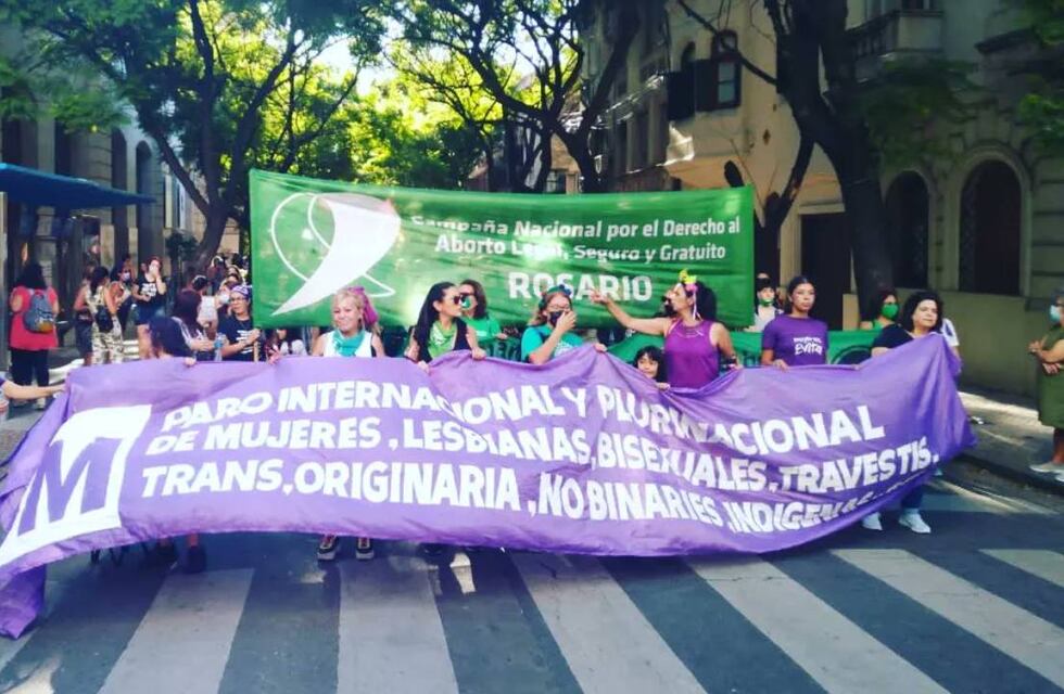 Multitudinaria marcha de mujeres rosarinas por el 8M