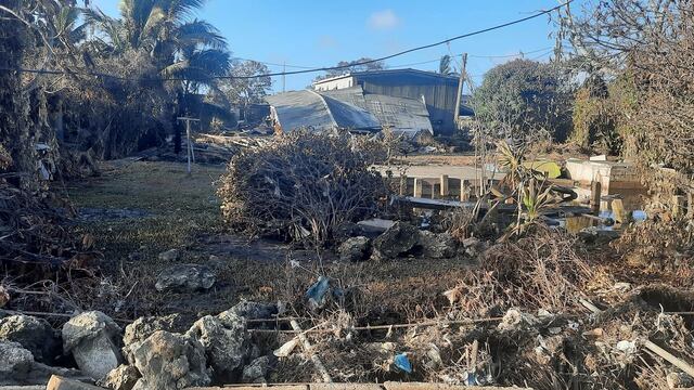 Una imagen que se repite por estas horas en Tonga, tras el feroz paso de la erupción volcánica y del tsunami.