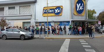 Una larga fila para conseguir trabajo en Rafaela
