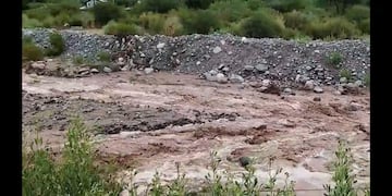 La crecida impide cruzar los ríos y revive un reclamo histórico: reconstruir el puente que el agua arrasó años atrás. (Río Amaicha) Foto Sol Alvarez Natale