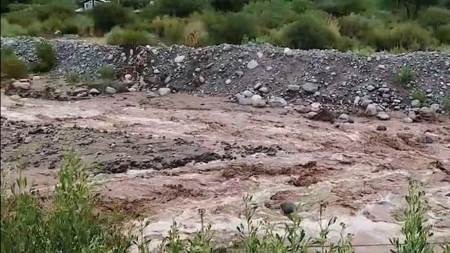 La crecida impide cruzar los ríos y revive un reclamo histórico: reconstruir el puente que el agua arrasó años atrás. (Río Amaicha) Foto Sol Alvarez Natale