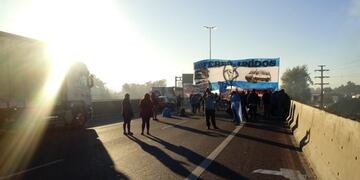 Choferes de colectivos cortan el tránsito en la Autopista del Oeste mano a Capital, a la altura del ingreso de Ruta 23