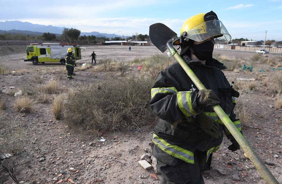 Piden colaboraciones para ayudar a la bombera de Las Heras que perdió todo en un incendio