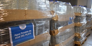 Un camión conteniendo agua potable envasada  será enviado este martes a la Casa de Corrientes en Buenos Aires.