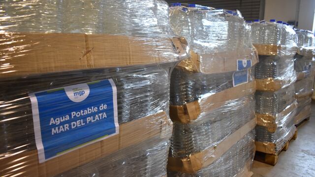 Un camión conteniendo agua potable envasada  será enviado este martes a la Casa de Corrientes en Buenos Aires.