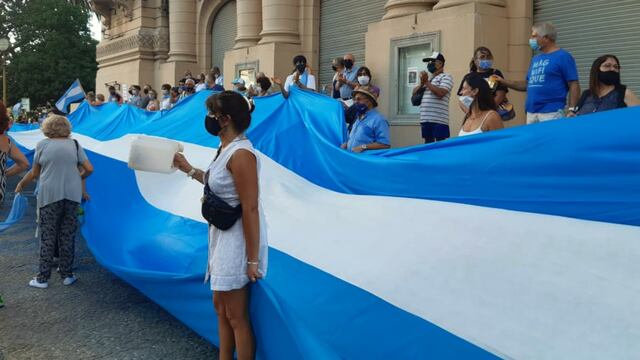 Decenas de bahienses protestaron contra el vacunatorio vip