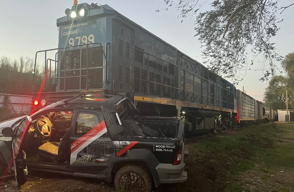 Un tren embistió una camioneta con dos ocupantes y la arrastró 50 metros en Córdoba