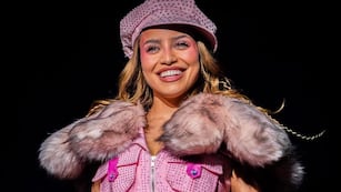 Invitados, mucha emoción y un fuerte descargo contra las críticas: así fue el primer show de Emilia Mernes