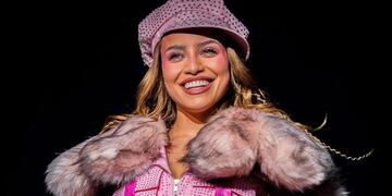 Invitados, mucha emoción y un fuerte descargo contra las críticas: así fue el primer show de Emilia Mernes