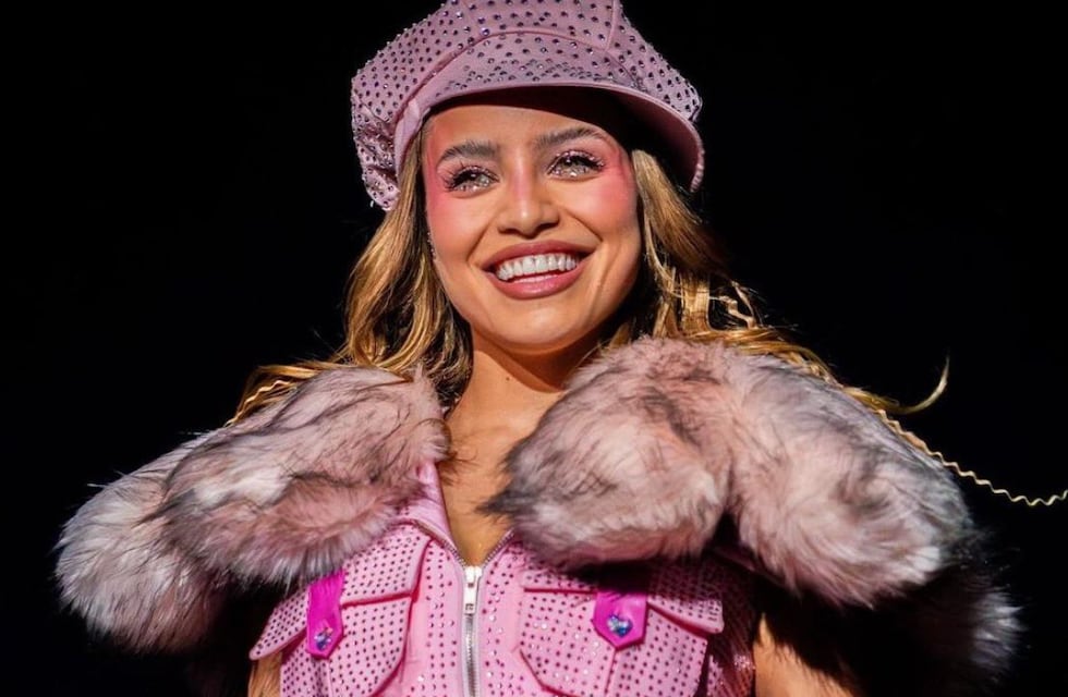 Invitados, mucha emoción y un fuerte descargo contra las críticas: así fue el primer Movistar Arena de Emilia Mernes