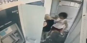 Golpearon brutalmente a una jubilada para robarle en un cajero automático.