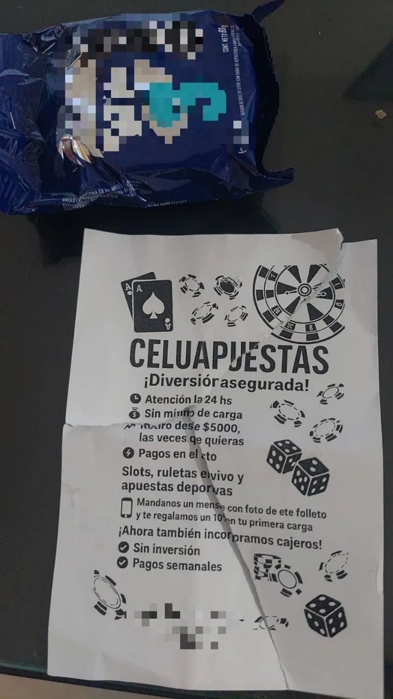 Preocupación en Carlos Paz: denuncian que reparten golosinas y folletos de apuestas a estudiantes