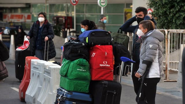Ezeiza solo recibe 600 pasajeros del exterior por día.