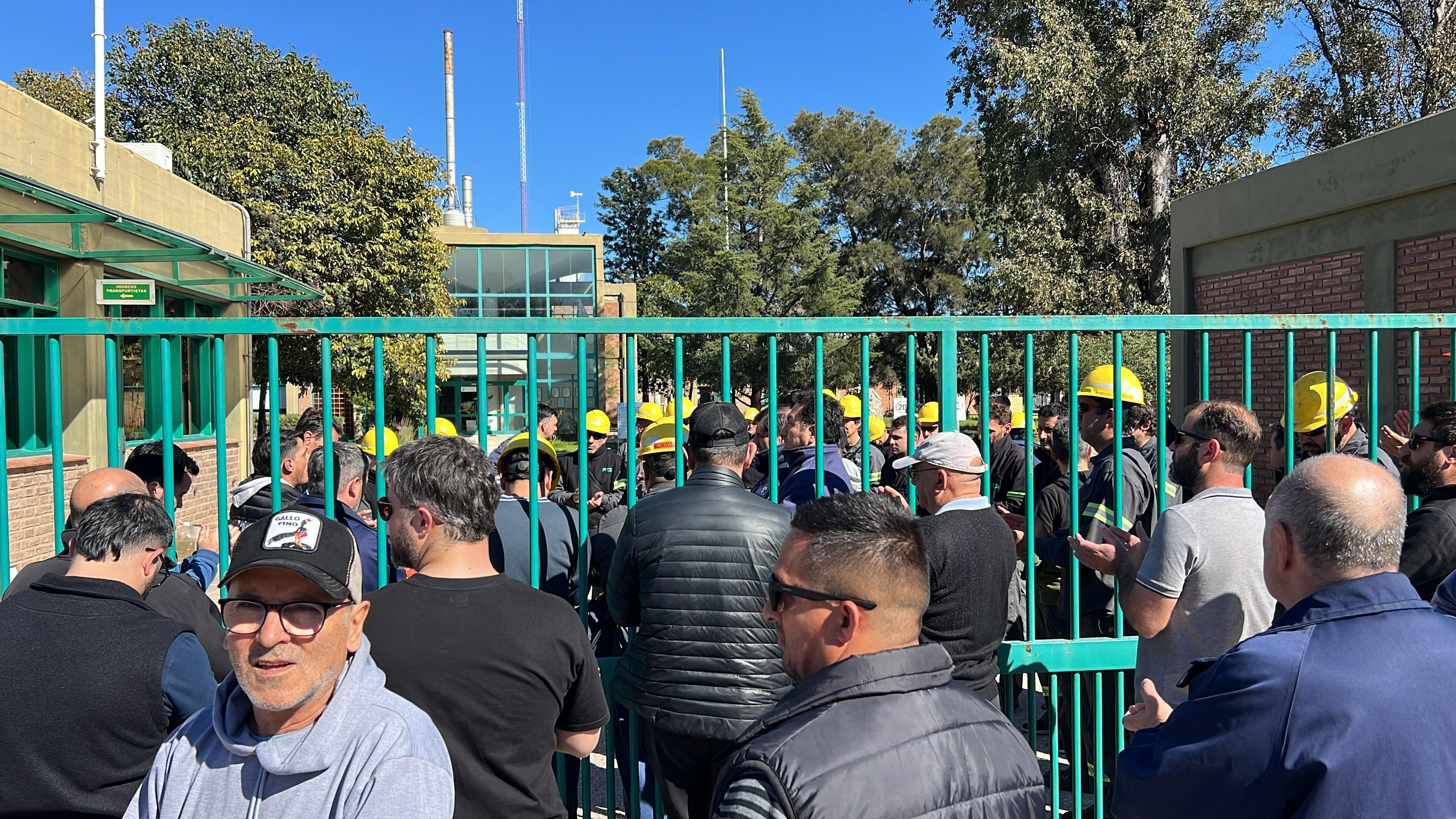 Una asamblea de empleados de Petroquímica Río Tercero, en la portería de la empresa, durante el largo conflicto.