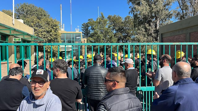 Los empleados realizaron una asamblea en el ingreso del establecimiento en forma de reclamo.
