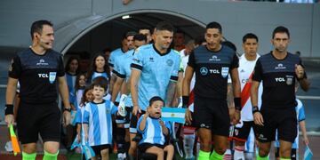 Bautista y su ídolo Pablo Vegetti, en el triunfazo de Belgrano ante River