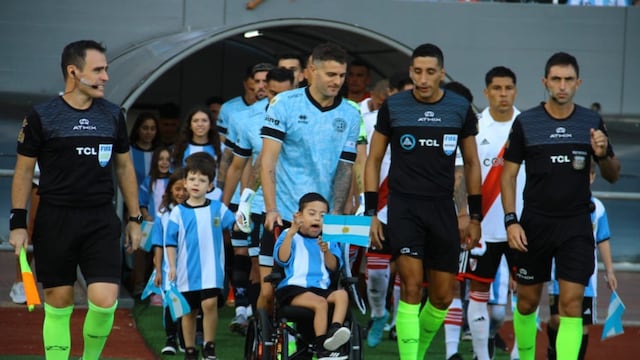 Bautista y su ídolo Pablo Vegetti, en el triunfazo de Belgrano ante River