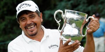 Eduardo Romero sostiene el trofeo después de ganar el campeonato de golf Senior de EE. UU. Inolvidable (archivo La Voz).