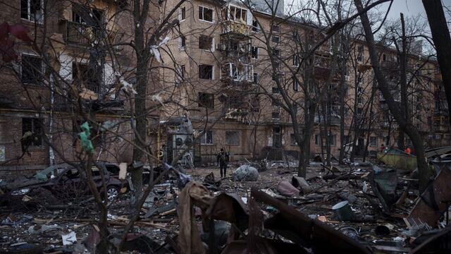 Daños en propiedades bombardeadas en Kiev, Ucrania. (AP/Felipe Dana)
