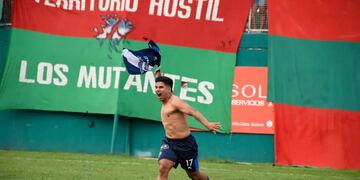 Diego "Tuni" López festeja el gol de Ben Hur en la cancha de Coronel Aguirre