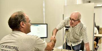 La foto y retirar el plástico. Los únicos trámites presenciales para renovar el carnet de conductor en Córdoba.