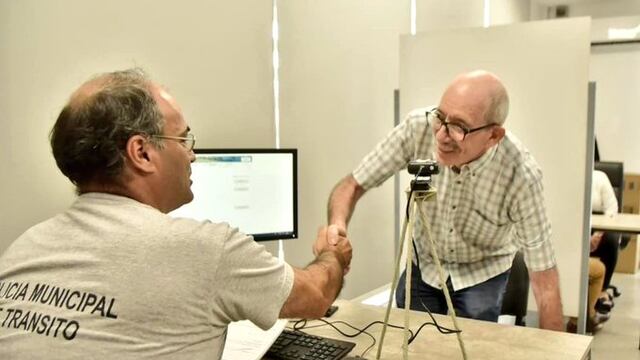 La foto y retirar el plástico. Los únicos trámites presenciales para renovar el carnet de conductor en Córdoba.