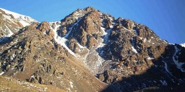 Un soldado del Ejército murió cuando descendía del cerro San Bernardo y cayó por una barranca de 30 metros de altura. Gentileza Aconcagua Online